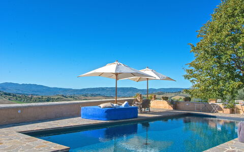 Villa Sagrantino: Blå, Svømmepøl, Kompositmateriale, Udendørs Møbler, Udvej, Skygge, Paraply, Water Feature, Liggestol, Reflekterende Pool