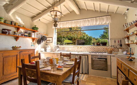 Villa Sagrantino: Møbel, Køkken, Indretning, Træ, Countertop, Hjem, Cabinetry, Bord, Stol, Værelse