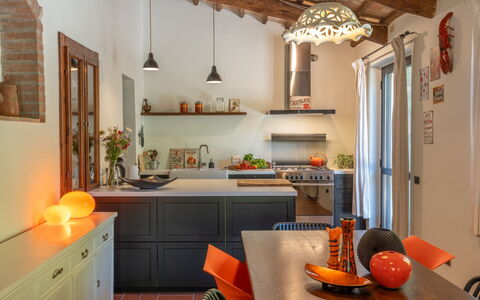 La Piccola Oasi: Møbel, Indretning, Køkken, Gulvbelægning, Væg, Lysarmatur, Countertop, Loft, Træ, Køkken Apparat