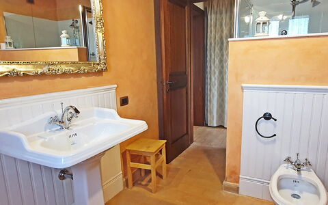 Santa Barbara: Badeværelsesvask, Sanitærarmatur, Badeværelse, Håndvask, Gulvbelægning, Indretning, Træ, Tap, Etage, Spejl