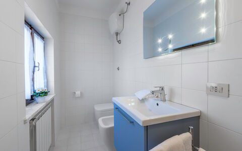 Agriturismo Agresto Apartments And Cottage, Pool,: Badeværelse, Sanitærarmatur, Væg, Indretning, Badeværelsesvask, Gulvbelægning, Håndvask, Etage, Tap, Spejl