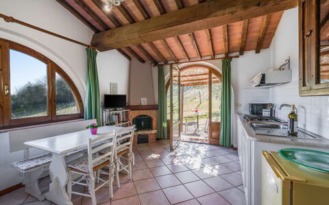 Agriturismo Agresto Apartments And Cottage, Pool,: Indretning, Loft, Møbel, Værelse, Bejdse, Hårdttræ, Stol, Bjælke, Klarlak, Stueplante