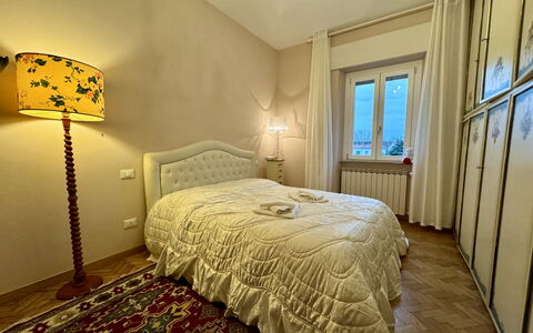 Sto Bene Qua: Seng, Møbel, Sengetøj, Soveværelse, Indretning, Sengetøj, Væg, Etage, Gulvbelægning, Træ