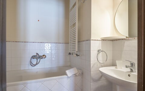 Casa Viola Pool, Wifi, Montaione: Badeværelse, Sanitærarmatur, Væg, Gulvbelægning, Badeværelsesvask, Indretning, Etage, Håndvask, Tap, Vvs