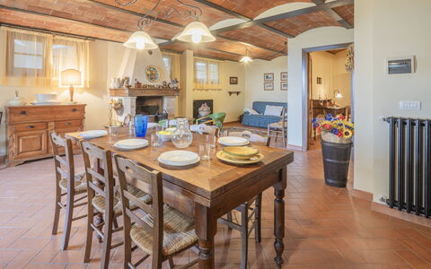 Casa Viola Pool, Wifi, Montaione: Møbel, Indretning, Gulvbelægning, Bord, Træ, Loft, Stol, Etage, Spisestue, Værelse