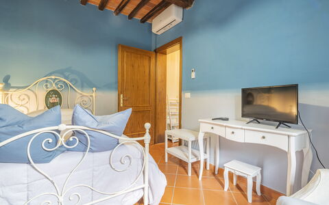 Casa Michela Casalguidi, Garden, Wifi: Møbel, Indretning, Gulvbelægning, Etage, Soveværelse, Loft, Værelse, Belysning, Seng, Sengetøj