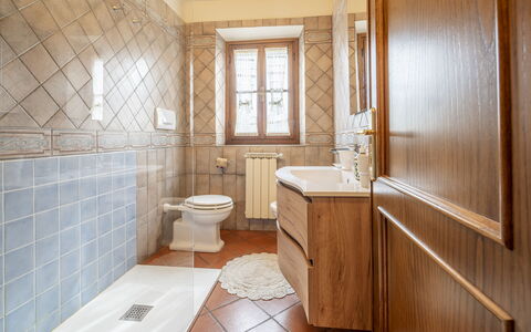 Casa Michela Casalguidi, Garden, Wifi: Gulvbelægning, Etage, Indretning, Træ, Sanitærarmatur, Håndvask, Tap, Cabinetry, Badeværelsesskab, Badeværelse