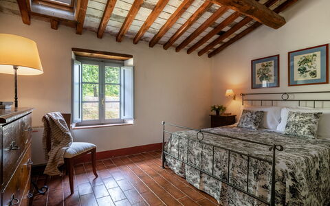 In the Heart of Chianti, Pool, Wifi, View - Lillia: Væg, Møbel, Hjem, Gulvbelægning, Soveværelse, Seng, Bed Frame, Værelse, Lejlighed, Sengetøj