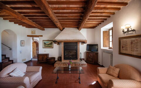 Green Hill Apartment In Tuscan Countryside: Væg, Gulvbelægning, Indretning, Møbel, Hjem, Etage, Loft, Værelse, Stue, Stol