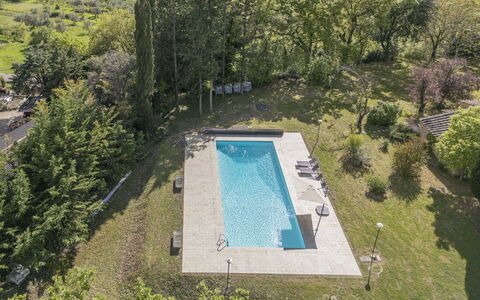 Cottage Monti Pet Friendly With Shared Pool: Svømmepøl, Have, Landscaping, Skygge, Udvej, Estate, Backyard, Evergreen, Eco Hotel, Water Feature