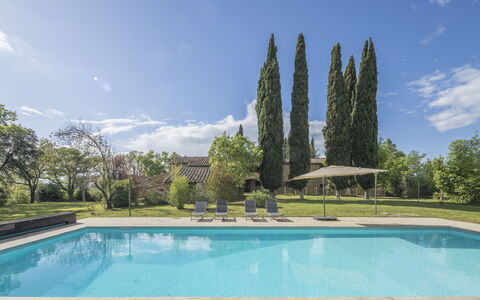 Cottage Monti Pet Friendly With Shared Pool: Blå, Træ, Land Lot, Have, Svømmepøl, Skygge, Landscaping, Lawn, Estate, Gård