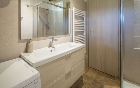 Cottage Monti Pet Friendly With Shared Pool: Gulvbelægning, Etage, Væg, Indretning, Sanitærarmatur, Træ, Badeværelsesskab, Badeværelsesvask, Badeværelse, Håndvask