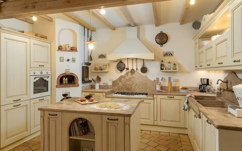 Villa L'elsa Beautiful Country Home With View: Køkken, Møbel, Indretning, Gulvbelægning, Cabinetry, Countertop, Hjem, Etage, Loft, Skab