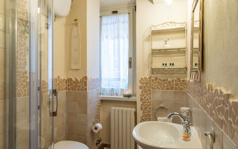 Villa L'elsa Beautiful Country Home With View: Badeværelse, Badeværelsesvask, Indretning, Sanitærarmatur, Væg, Gulvbelægning, Håndvask, Etage, Tap, Vvs