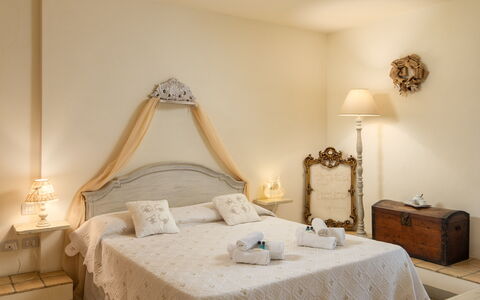 Villa L'elsa Beautiful Country Home With View: Møbel, Indretning, Seng, Soveværelse, Væg, Træ, Etage, Sengetøj, Gulvbelægning, Sengetøj