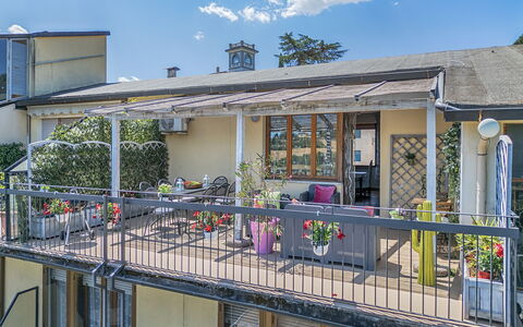 Casamia Tuscan Oasis: 4Br Panoramic Penthouse, Sky: Altan, Blomsterkrukke, Veranda, Jern, Skygge, Stueplante, Stol, Design, Udendørs Struktur, Gelænder