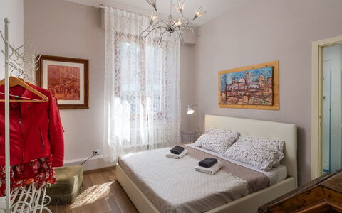 Casamia Tuscan Oasis: 4Br Panoramic Penthouse, Sky: Møbel, Indretning, Soveværelse, Seng, Etage, Gulvbelægning, Værelse, Træ, Loft, Sengetøj