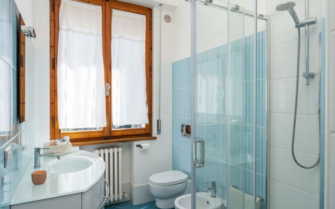 Casamia Tuscan Oasis: 4Br Panoramic Penthouse, Sky: Indretning, Badeværelse, Sanitærarmatur, Gulvbelægning, Etage, Håndvask, Tap, Badeværelsesvask, Værelse, Vvs