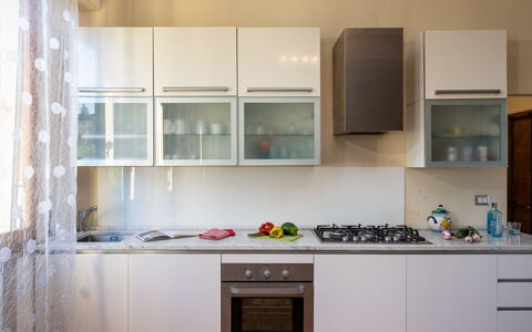 Casamia Tuscan Oasis: 4Br Panoramic Penthouse, Sky: Køkken, Køkken Apparat, Større Bandage, Countertop, Cabinetry, Indretning, Træ, Møbel, Husholdningsapparat, Gulvbelægning