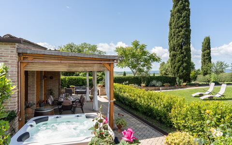 Capanna Di Elfo: Svømmepøl, Busk, Have, Møbel, Udvej, Blomsterkrukke, Udendørs Møbler, Eco Hotel, Gård