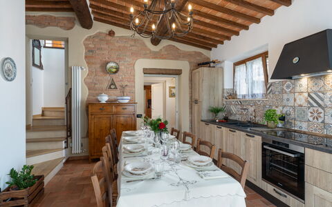 Capanna Di Elfo: Møbel, Indretning, Gulvbelægning, Træ, Loft, Lysarmatur, Bord, Køkken, Etage, Hjem