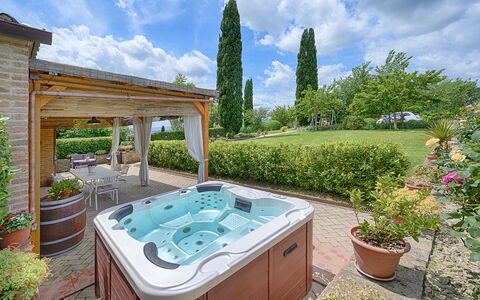 Capanna Di Elfo: Svømmepøl, Sanitærarmatur, Badekar, Udvej, Møbel, Blomsterkrukke, Fritid, Stueplante, Jacuzzi