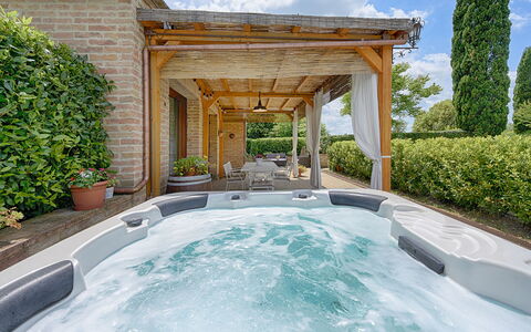 Capanna Di Elfo: Svømmepøl, Udvej, Møbel, Blomsterkrukke, Eco Hotel, Fritid, Stueplante, Udendørs Møbler, Badekar