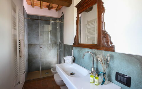 Capanna Di Elfo: Sanitærarmatur, Gulvbelægning, Indretning, Etage, Tap, Belysning, Vvs, Badeværelse, Håndvask, Badeværelsesvask