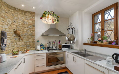 Capanna Al Lago: Køkken, Indretning, Countertop, Møbel, Væg, Gulvbelægning, Lysarmatur, Loft, Køkken Apparat, Hjem