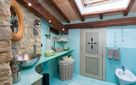 Capanna Al Lago: Indretning, Sanitærarmatur, Væg, Badeværelse, Badeværelsesvask, Gulvbelægning, Tap, Håndvask, Møbel, Loft