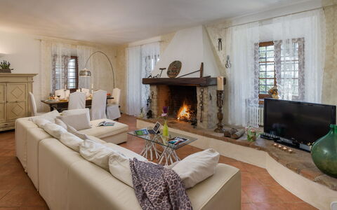 Capanna al Lago, Chianti Heritage with Vineyards V: Møbel, Indretning, Gulvbelægning, Træ, Couch, Etage, Stue, Værelse, Bord, Stol