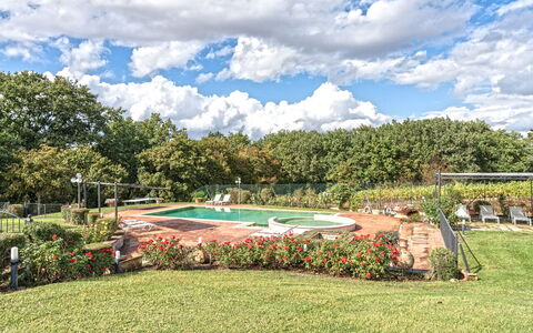 Dimora Di Castroncello: Svømmepøl, Have, Udvej, Landscaping, Lawn, Parkere, Skygge, Gård, Backyard, Eco Hotel