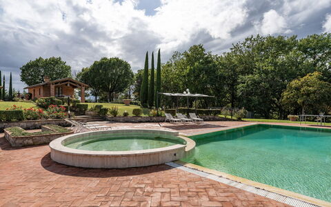 Dimora Di Castroncello: Træ, Busk, Landskab, Have, Water Feature, Svømmepøl, Landscaping, Springvand, Estate, Backyard
