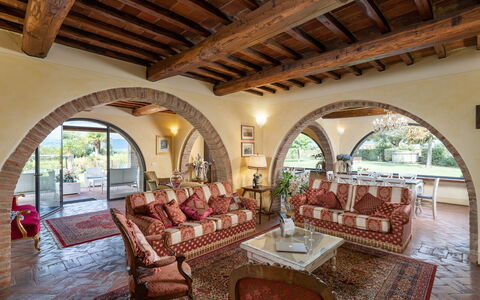 Dimora Di Castroncello: Møbel, Indretning, Loft, Couch, Gulvbelægning, Værelse, Etage, Belysning, Bord, Stue