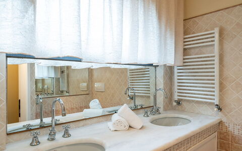 Dimora Di Castroncello: Indretning, Væg, Sanitærarmatur, Gulvbelægning, Etage, Badeværelse, Badeværelsesvask, Håndvask, Tap, Spejl