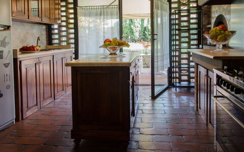 Dimora Di Castroncello: Møbel, Gulvbelægning, Indretning, Etage, Træ, Belysning, Countertop, Værelse, Bejdse, Køkken