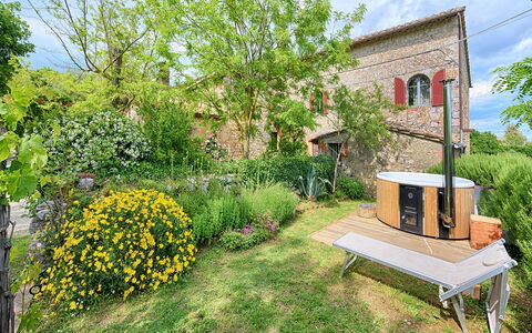 Podere Lorena, Charming Tuscan Farmhouse: Have, Busk, Land Lot, Backyard, Lawn, Gård, Landscaping, Skygge, Garden Bygninger, Udendørs Struktur