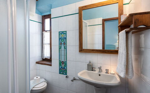 Podere Lorena, Charming Tuscan Farmhouse: Væg, Badeværelsesvask, Indretning, Sanitærarmatur, Gulvbelægning, Håndvask, Etage, Badeværelse, Tap, Loft