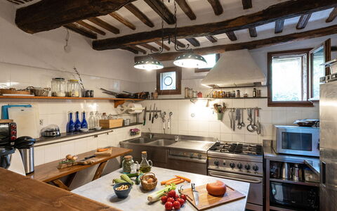 Podere Lorena, Charming Tuscan Farmhouse: Køkken, Møbel, Countertop, Indretning, Træ, Køkken Apparat, Loft, Gulvbelægning, Belysning, Værelse