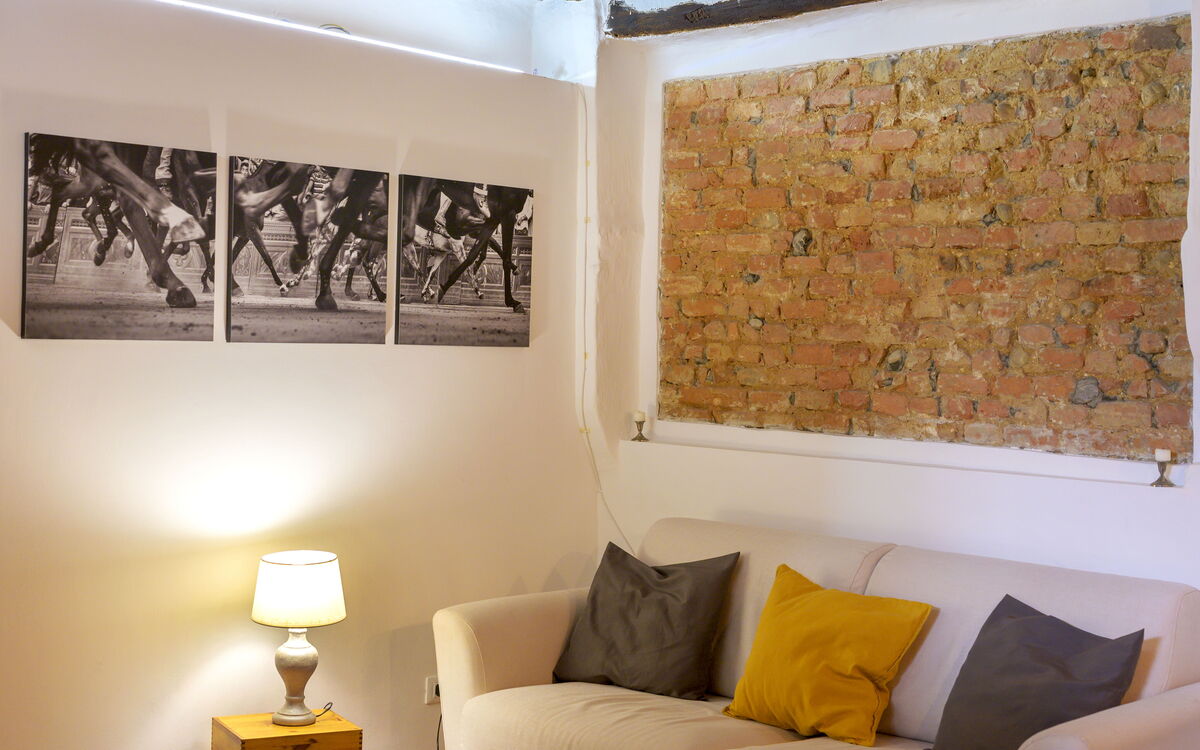 The Silent Courtyard Retreat: Spacious 2-Bedroom S