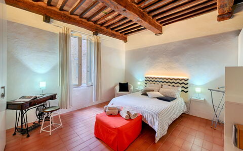 The Silent Courtyard Retreat: Spacious 2-Bedroom S: Indretning, Soveværelse, Møbel, Gulvbelægning, Etage, Loft, Hjem, Værelse, Seng, Bed Frame