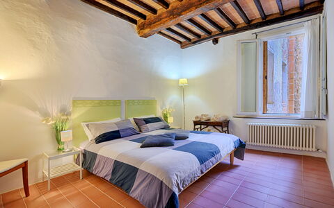 The Silent Courtyard Retreat: Spacious 2-Bedroom S: Indretning, Væg, Seng, Soveværelse, Loft, Gulvbelægning, Møbel, Etage, Værelse, Sengetøj