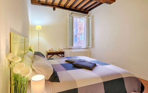 The Silent Courtyard Retreat: Spacious 2-Bedroom S: Indretning, Træ, Soveværelse, Loft, Seng, Møbel, Værelse, Gulvbelægning, Etage, Sengetøj