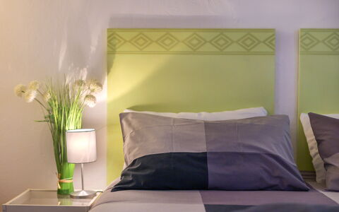 The Silent Courtyard Retreat: Spacious 2-Bedroom S: Seng, Møbel, Soveværelse, Sengetøj, Indretning, Sengetøj, Sengetøj, Textile, Bed Frame, Throw Pillow