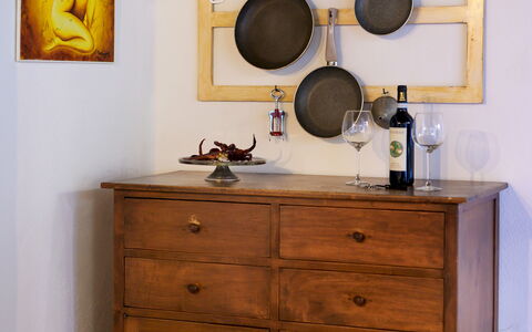 The Silent Courtyard Retreat: Spacious 2-Bedroom S: Træ, Møbel, Køkken, Cabinetry, Skuffe, Skab, Bejdse, Reoler