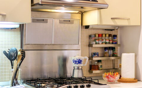 The Silent Courtyard Retreat: Spacious 2-Bedroom S: Køkken Apparat, Køkken, Husholdningsapparat, Større Bandage, Countertop, Komfur, Komfur, Gaskomfur, Cabinetry, Lille Apparat