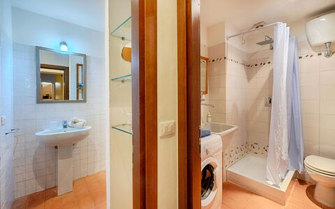 The Silent Courtyard Retreat: Spacious 2-Bedroom S: Gulvbelægning, Etage, Sanitærarmatur, Badeværelse, Indretning, Træ, Badeværelsesvask, Loft, Håndvask, Værelse