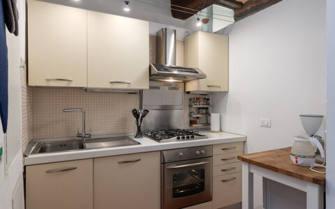 The Silent Courtyard Retreat: Spacious 2-Bedroom S: Køkken Apparat, Køkken, Countertop, Større Bandage, Cabinetry, Komfur, Komfur, Husholdningsapparat, Indretning, Køkkenvask