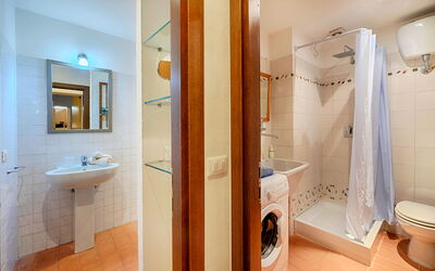 The Silent Courtyard Retreat: Spacious 2-Bedroom S