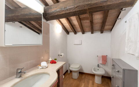 Casale del Timignano, Private Villa with Huge Gard: Væg, Sanitærarmatur, Gulvbelægning, Håndvask, Badeværelse, Etage, Indretning, Loft, Badeværelsesvask, Tap